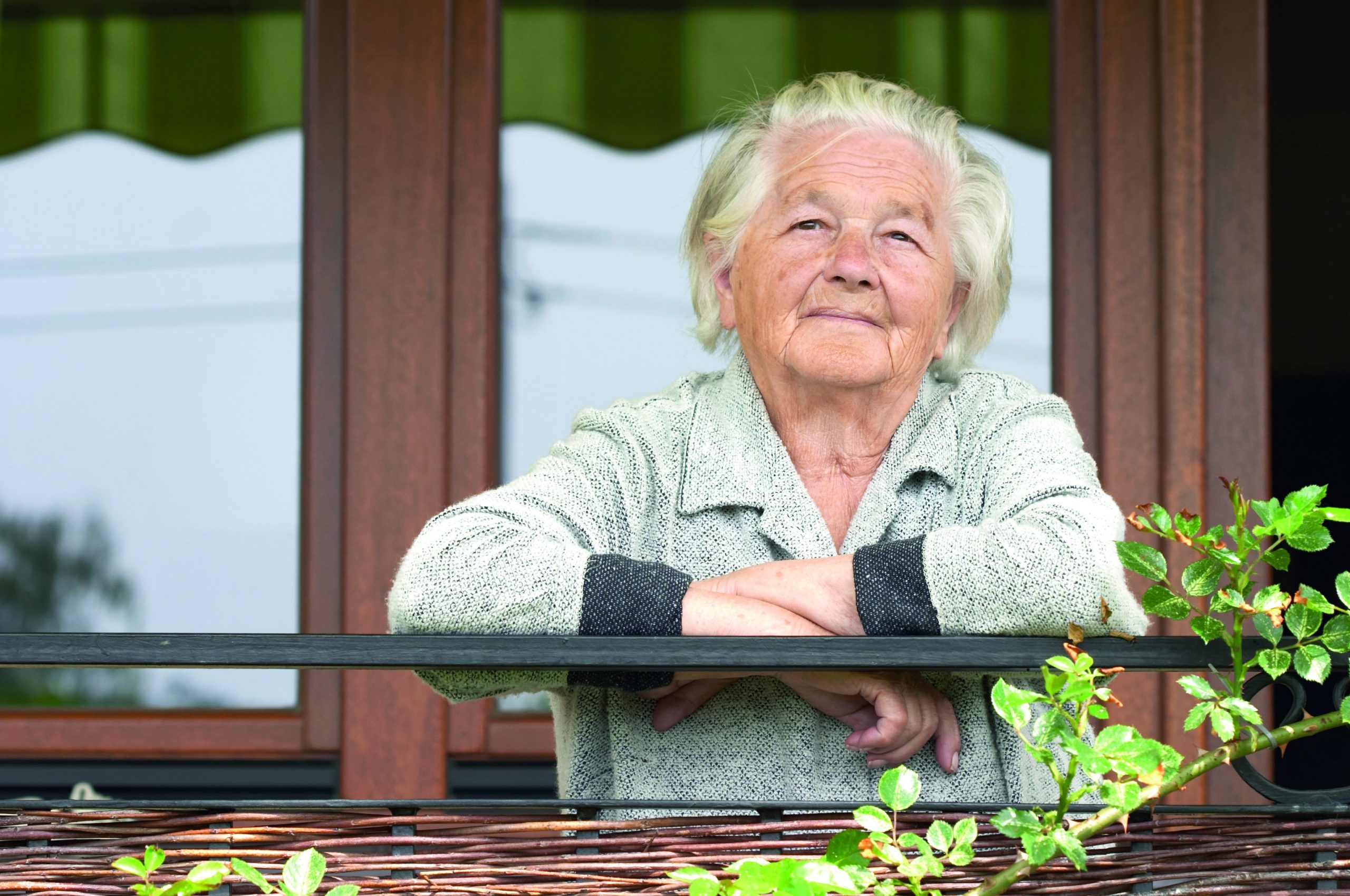 Матери 65 лет. Пожилая женщина. Пожилая женщина у окна. Пенсионеры на даче.